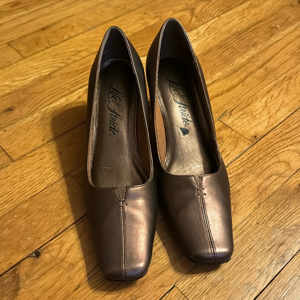 Women’s 7 1/2 medium dress shoe